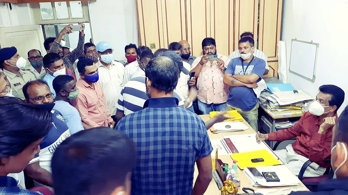Resident of Dabolim confronting the PWD assistant engineer over raise in water bills.