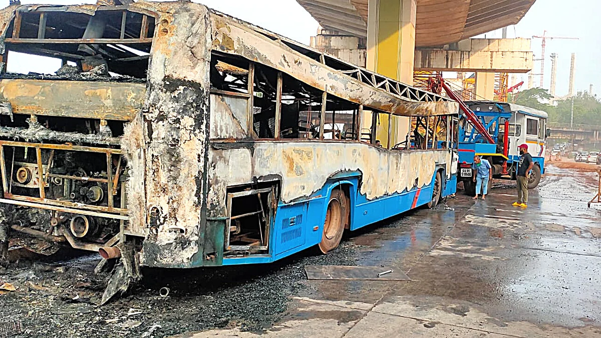 KTC Bus catches fire at the Cortalim junction, no causalities reported