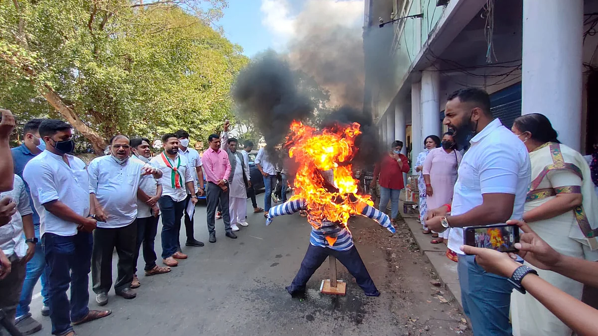 Congress workers burn effigy of former Minister Milind Naik, question inaction by police in sex scandal case