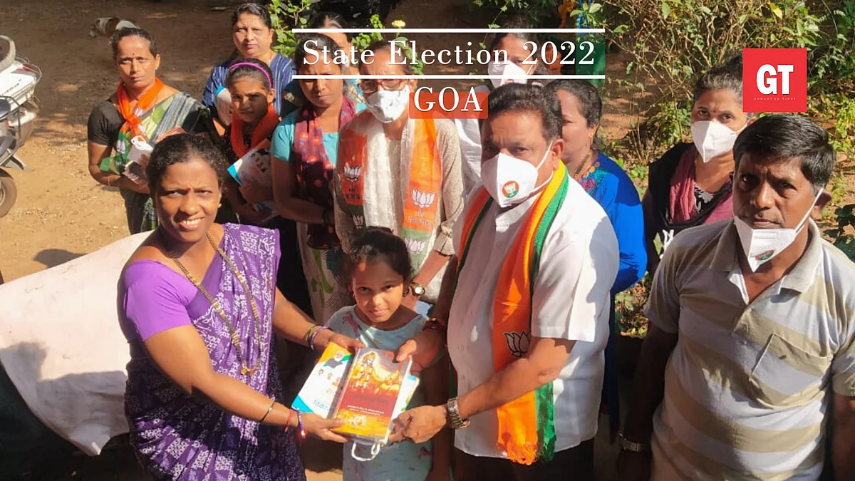 Ahead of Goa Polls, Dayanand Sopte distributes Bhagavad Gita in Mandrem