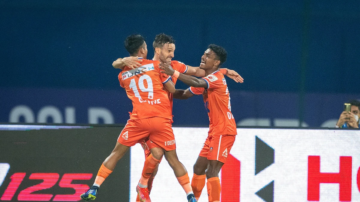 Jorge Ortiz (center) celebrates the winning goal for FC Goa.