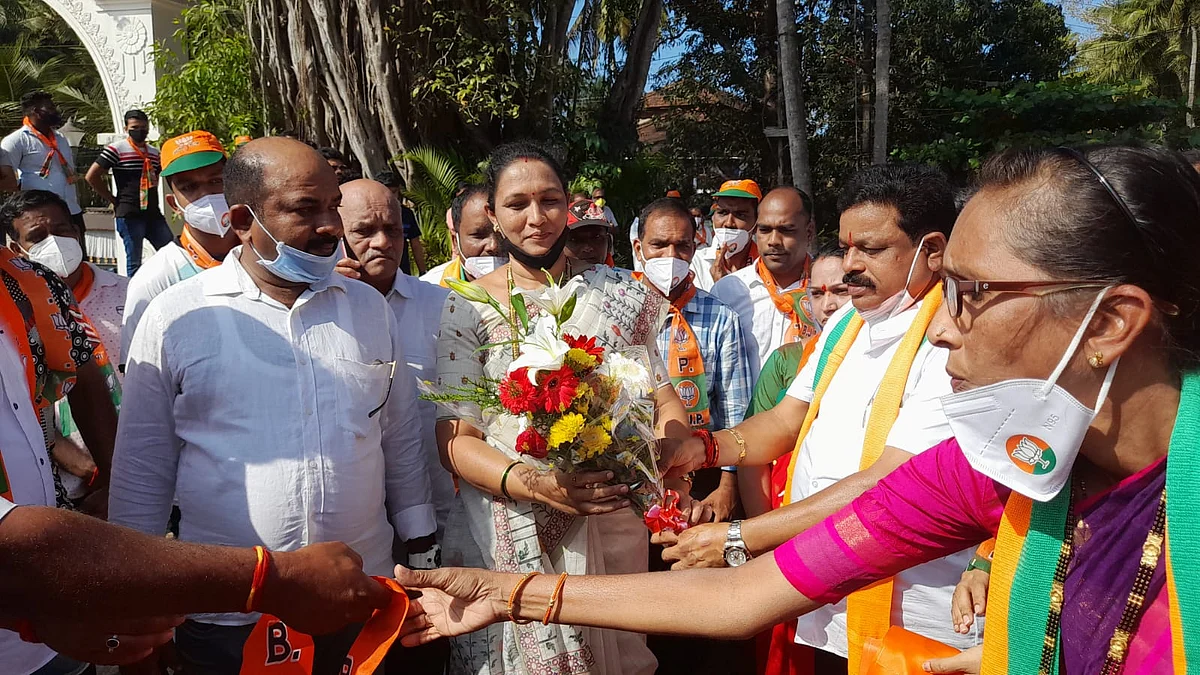 Morjim Sarpanch Vaishali Shetgaonkar joins BJP