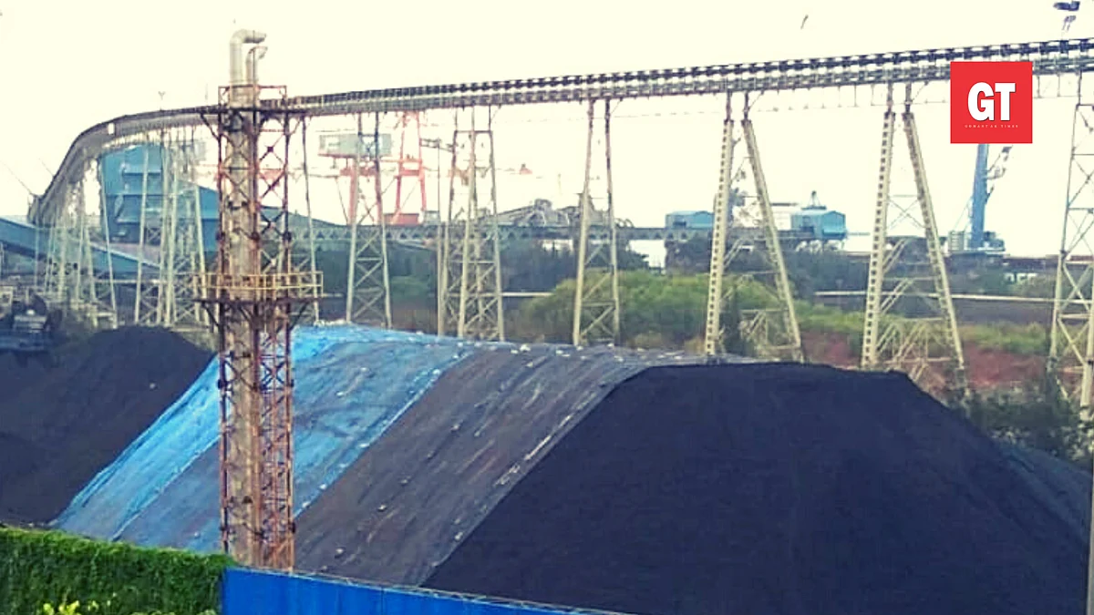 Parashuram Sonurlekar files a complaint to Pollution Control Board regarding coal dust