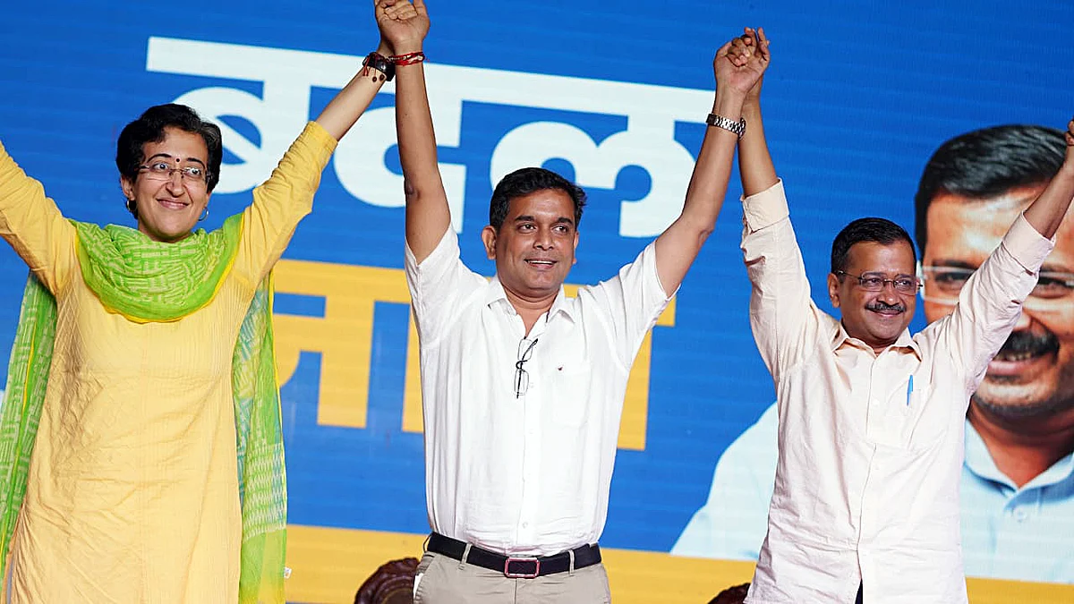 <div class="paragraphs"><p>Arvind Kejriwal with AAP Goa CM candidate Amit Palekar</p></div>