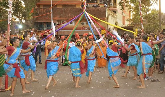 <div class="paragraphs"><p><em>Goff</em> is a dance where a kind of rope is created via some fancy footwork</p></div>