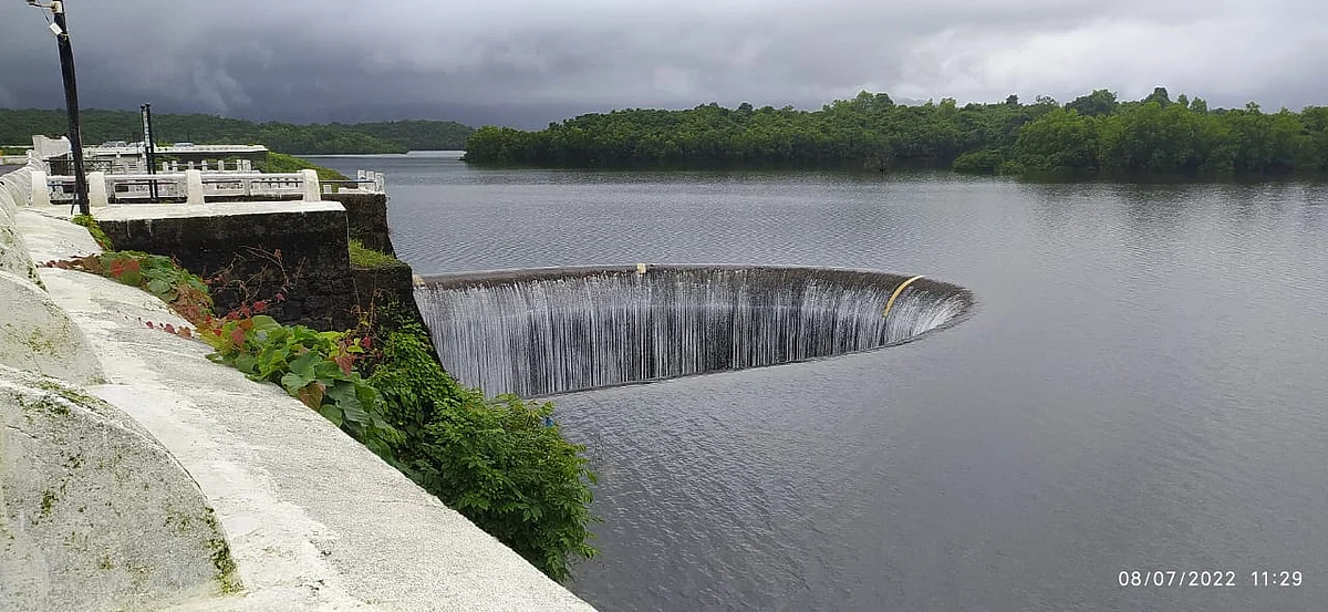The Selaulim dam duckbill spillway began overflowing on Friday morning