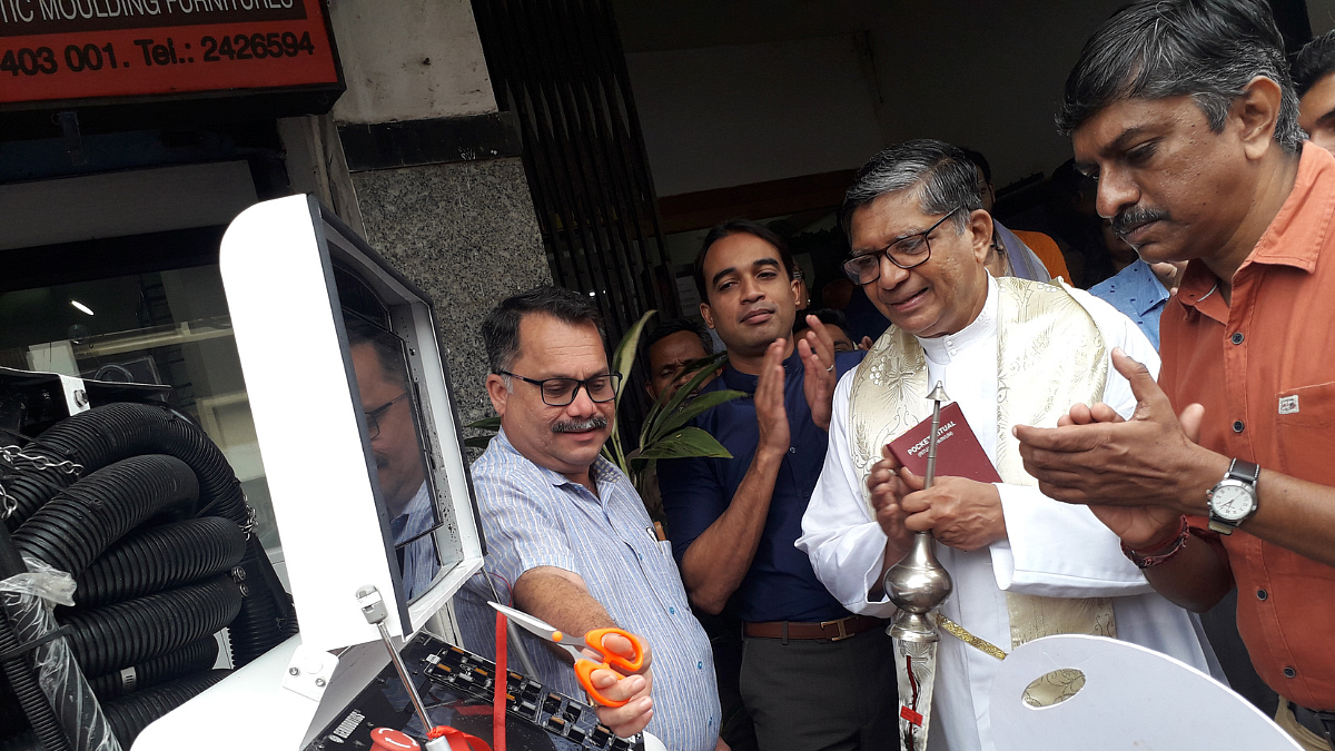 PWD Minister Nilesh Cabral inaugurates the Bandicoot robot.