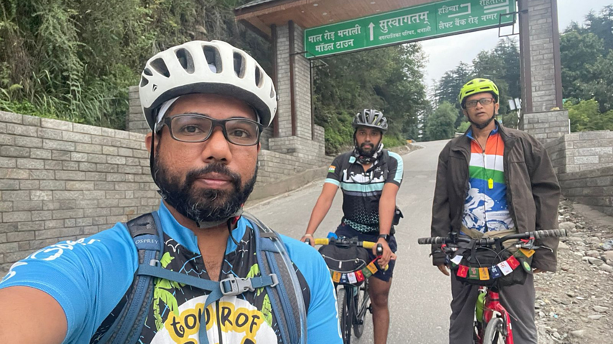 (From L to R) Sangam Patil, Sanket Naik and Flavian Sutari on their epic ride.