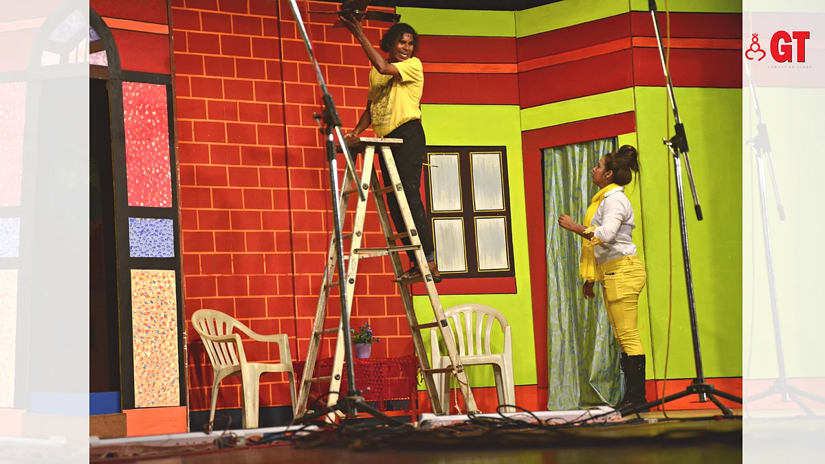 Comedian Selvy (on the ladder) in the tiatr, '8 Dis'