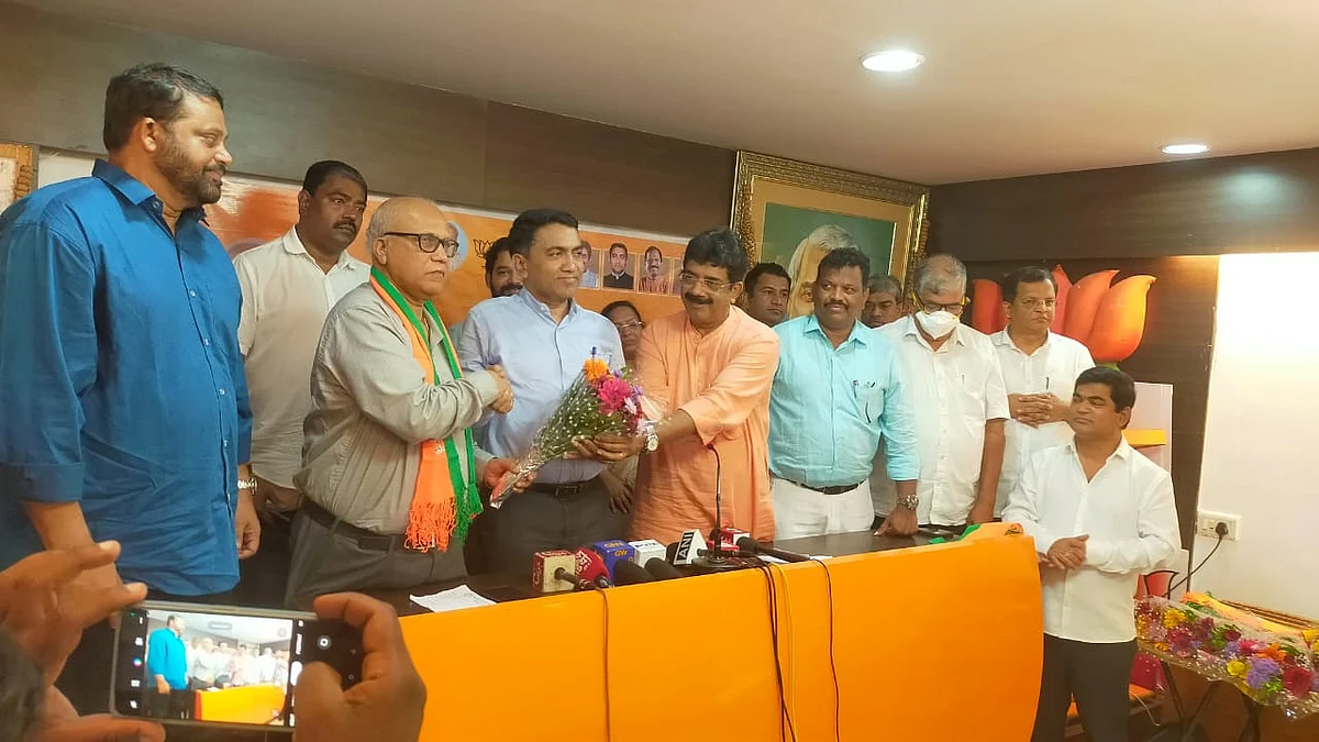 BJP State President Sadanand Tanavade and Chief Minister Pramod Sawant welcoming the Congress MLAs in the BJP fold.