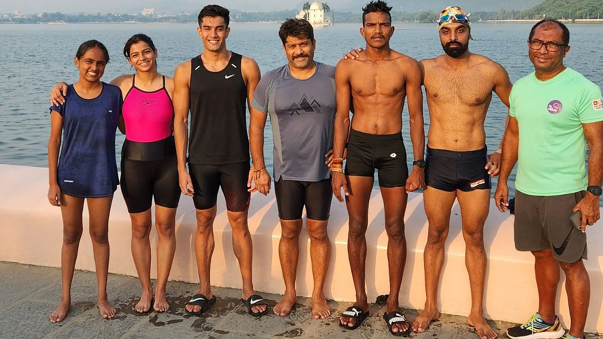 Coaches Indrajeet Khadilkar (4th from left) and Agnelo Desa (extreme right) with the participants.
