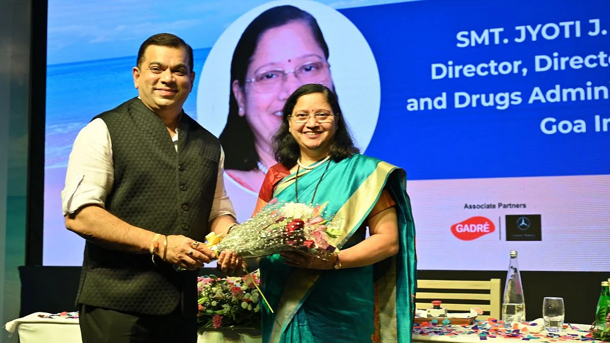 Tourism Minister Rohan Khaunte felicitated Director, Directorate of Food & Drugs Administration, Jyoti J Sardesai.  