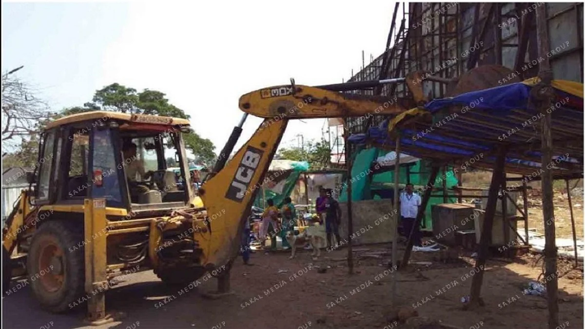 Chicalim panchayat demolish illegal kiosks and handcarts