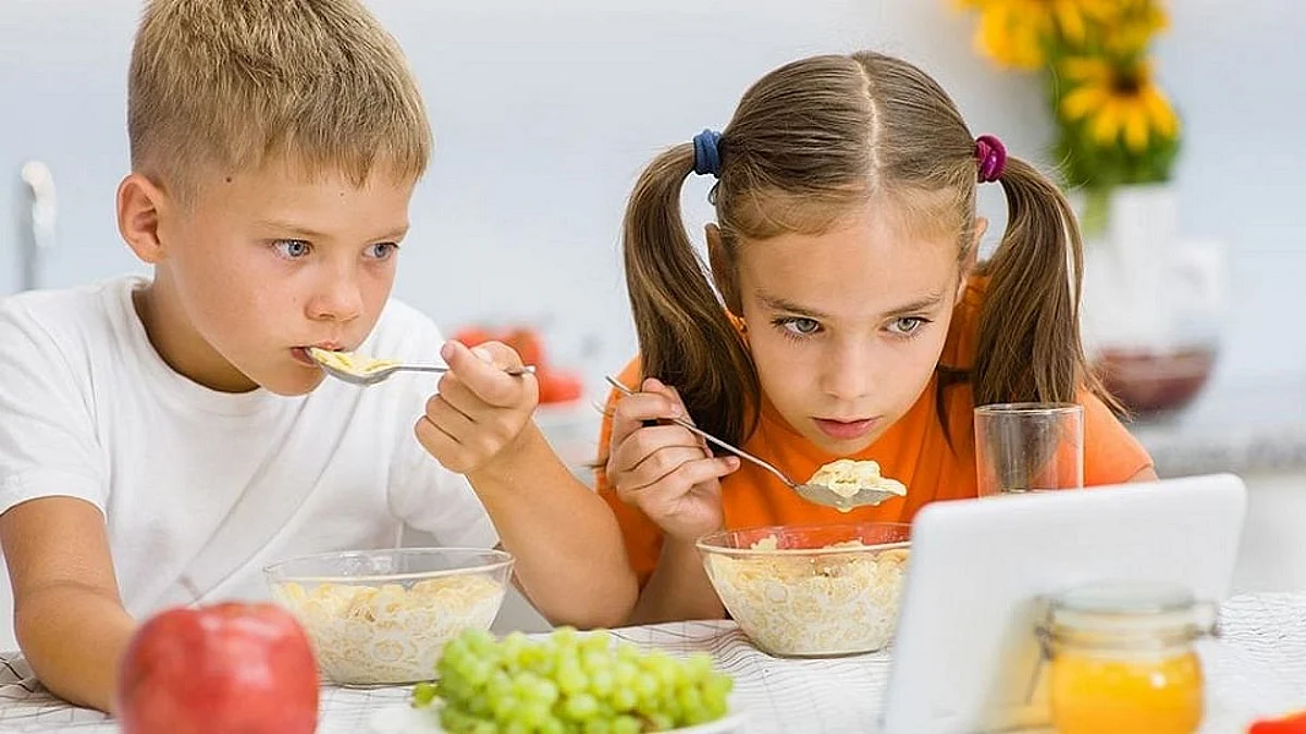 Playing games while eating may decrease food intake