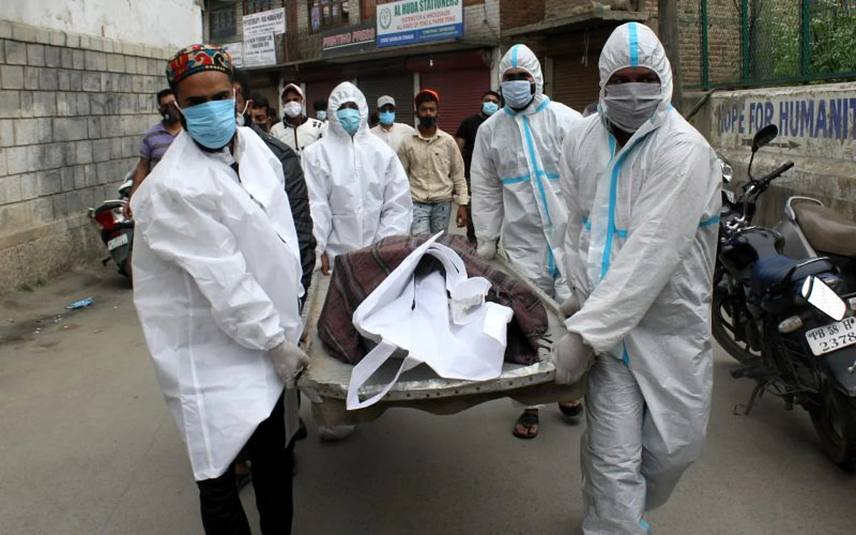 Men carry body of a patient who died of COVID-19 in Srinagar on Thursday, May 20, 2021.