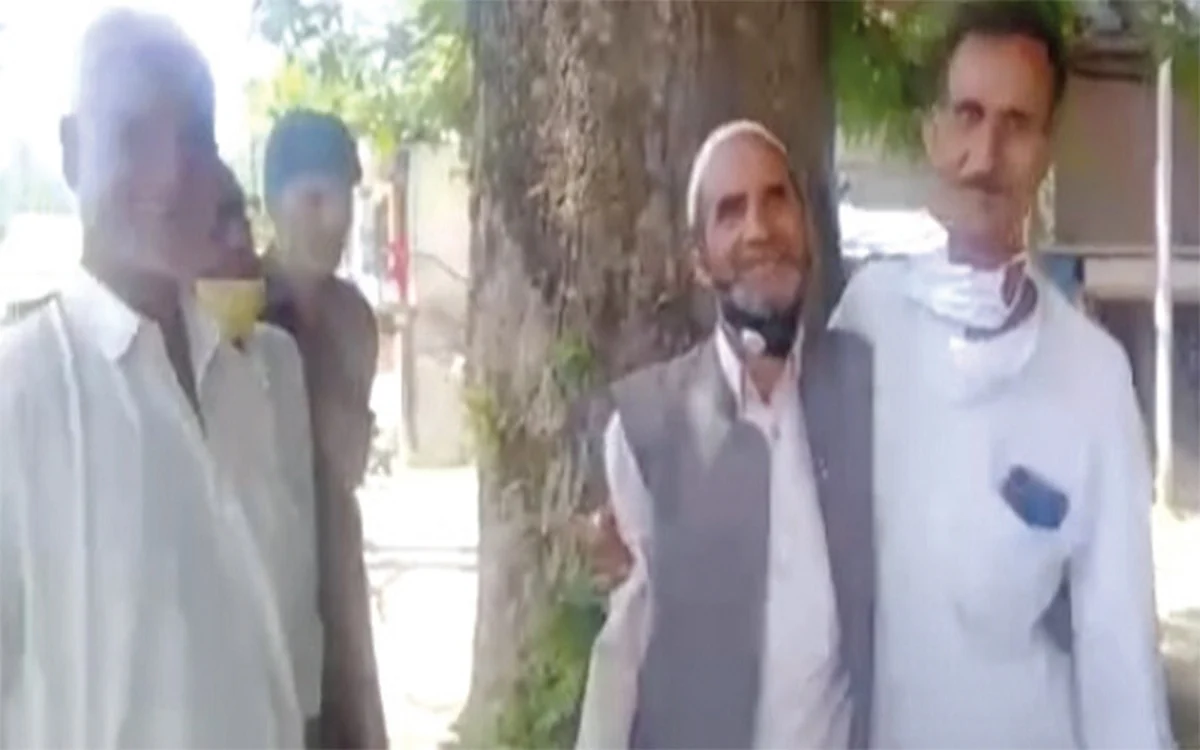 AFTER 30 YEARS | Kashmiri Pandit returns to meet Muslim friend in Kupwara