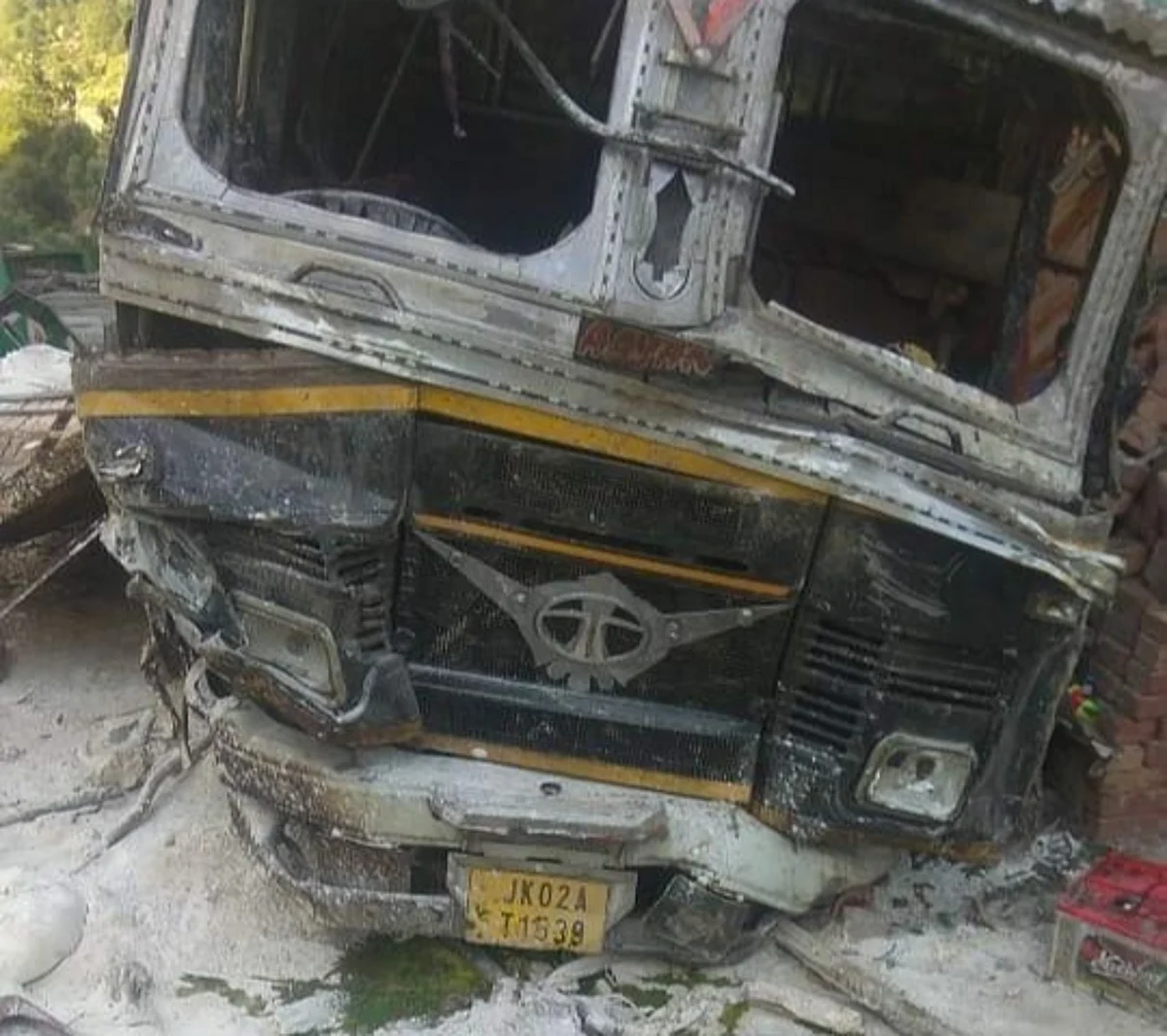 Three injured as truck rolls down into gorge on Jammu-Srinagar highway