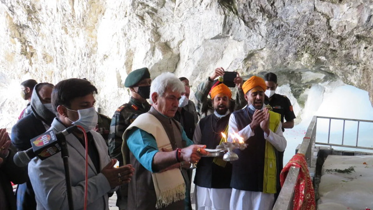 LG pays obeisance at Amarnath Cave Shrine