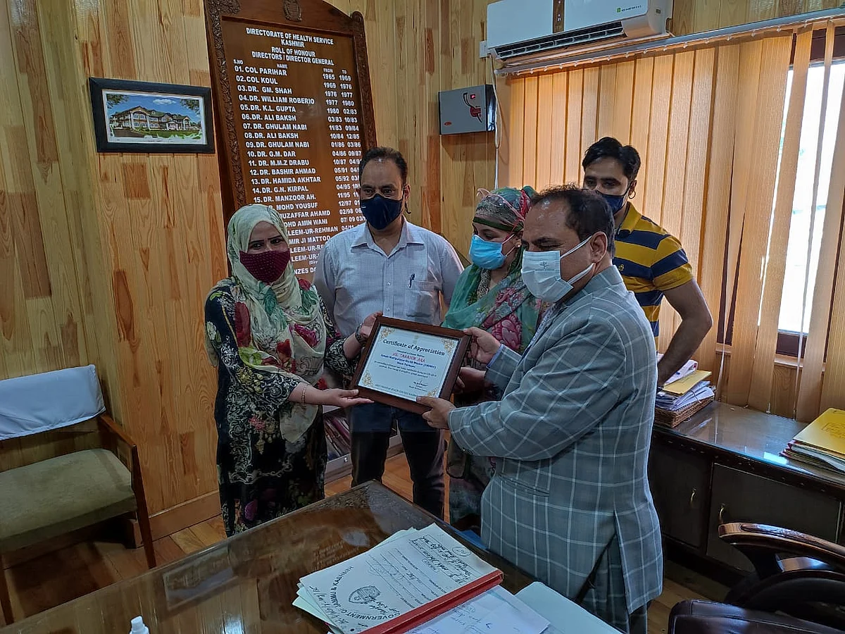 DHSK felicitates two female COVID-19 warriors