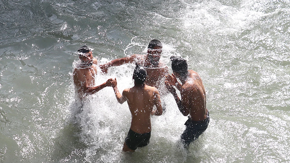 Srinagar swelters at 34.7 C, Jammu at 41.9 C