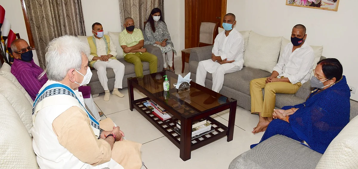 LG visits ADGP Jammu, condoles his father’s demise