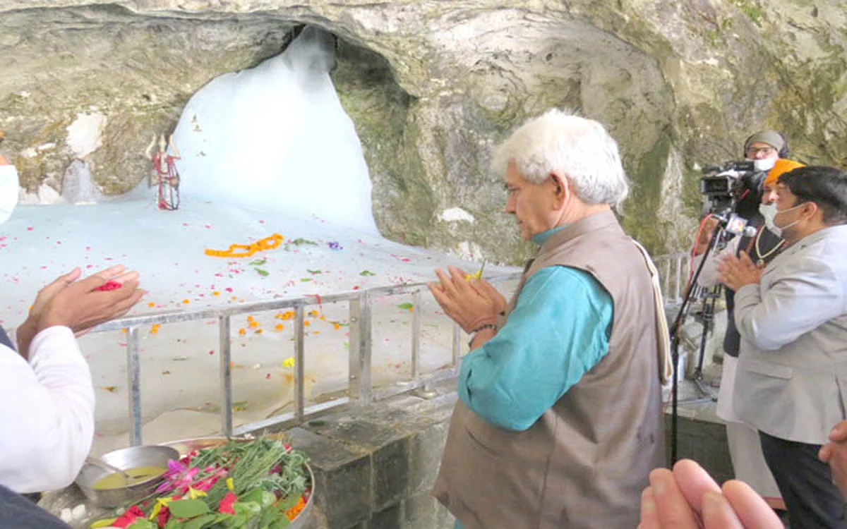 LG Sinha pays obeisance at Amarnath cave shrine