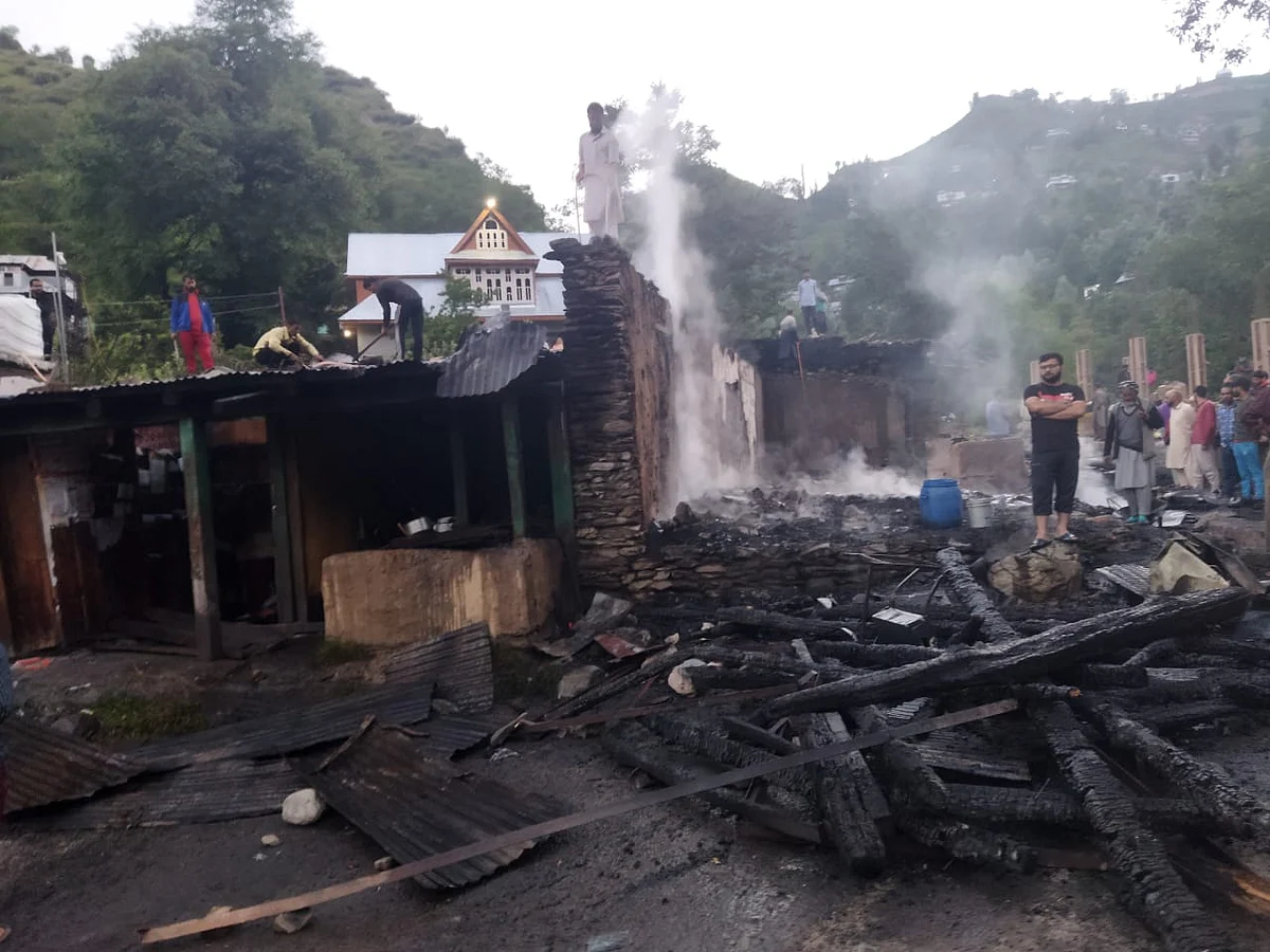 Fire guts nine shops in Loran Mandi area