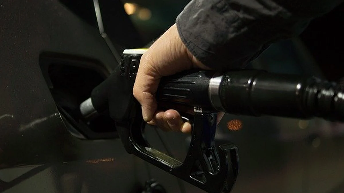 Fuel price rise continues unabated,
rates rise sharply again