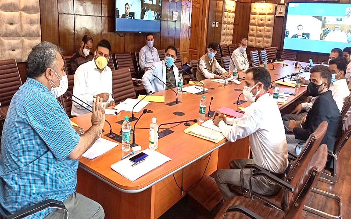 Revive dying crafts; link students to industries: Samoon to CDI