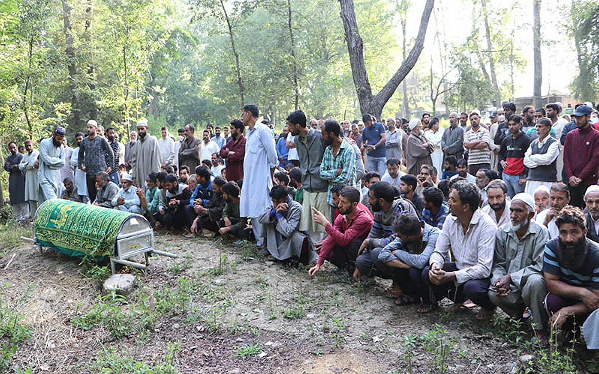 Various leaders condemn Tral killings