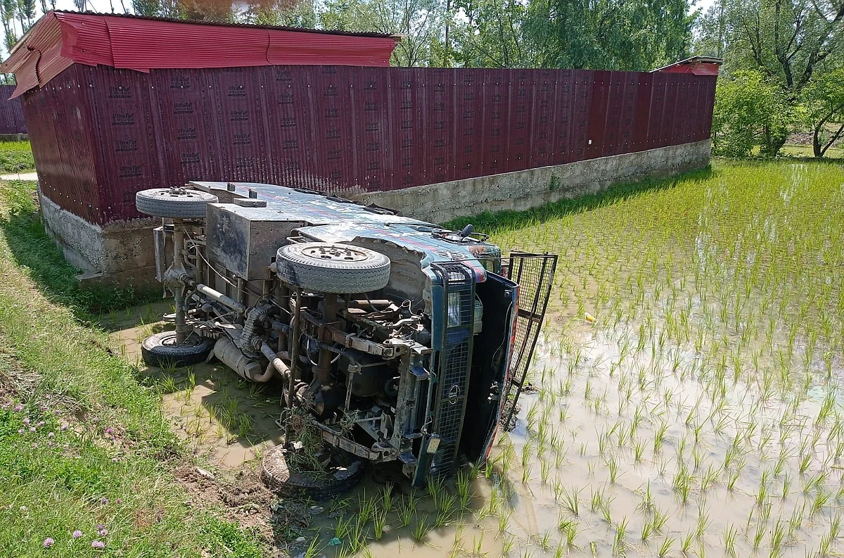 Five cops injured as vehicle turns turtle in north Kashmir's Kunzer