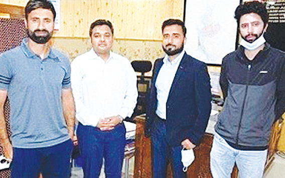 ParvezRasool calls on DDC Anantnag, discusses promotion of cricket in district