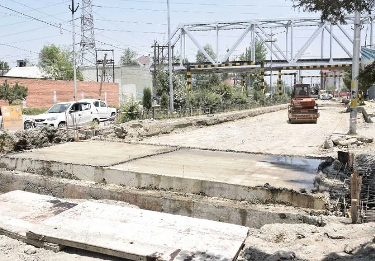 ‘Resume work on Peerbagh-Humhama concrete rigid pavement road’