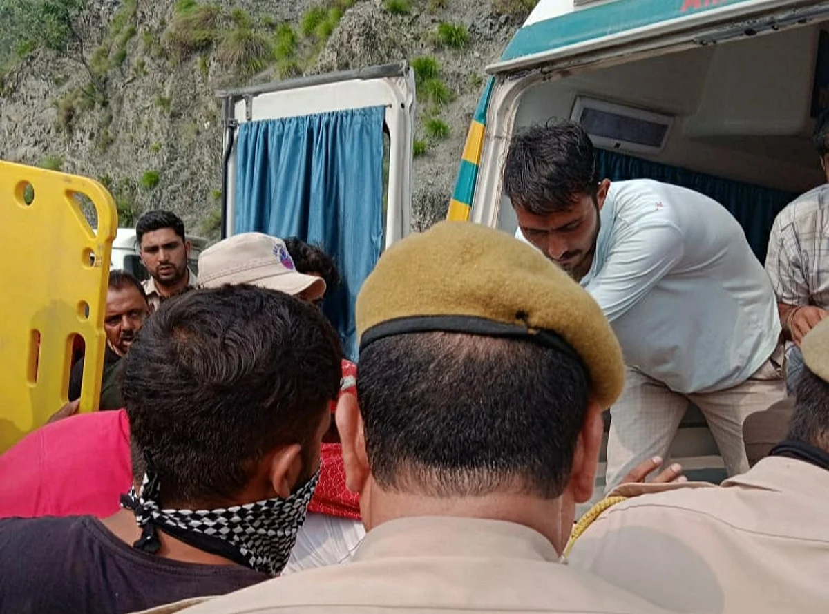 Man killed, his niece injured in road accident in J&K's Doda