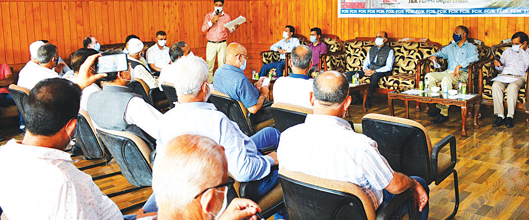 Forest Deptt, FCIK discuss promotion of wood based business in Kashmir