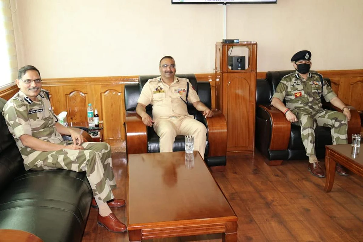 DG CISF visits Police Headquarters, meets DGP J&K