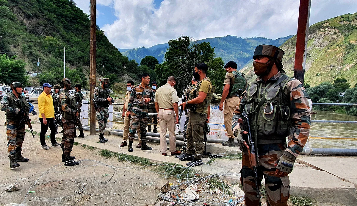 Four CRPF personnel, civilian injured in Baramulla grenade attack
