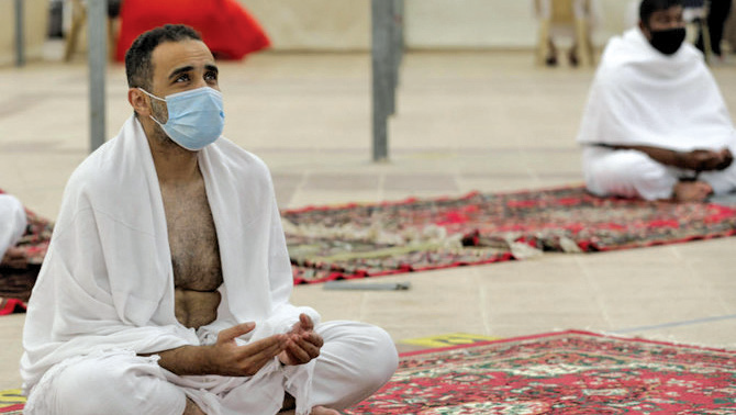 Pilgrims maintain social distance, wear masks during Hajj 2021