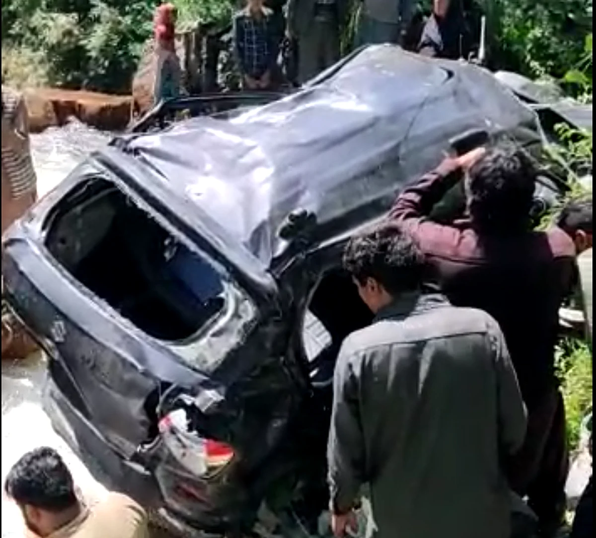 Man dead, four injured after car falls into gorge in north Kashmir’s Uri