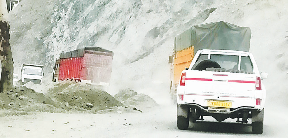 Srinagar-Jammu highway remains open for Kashmir-bound traffic