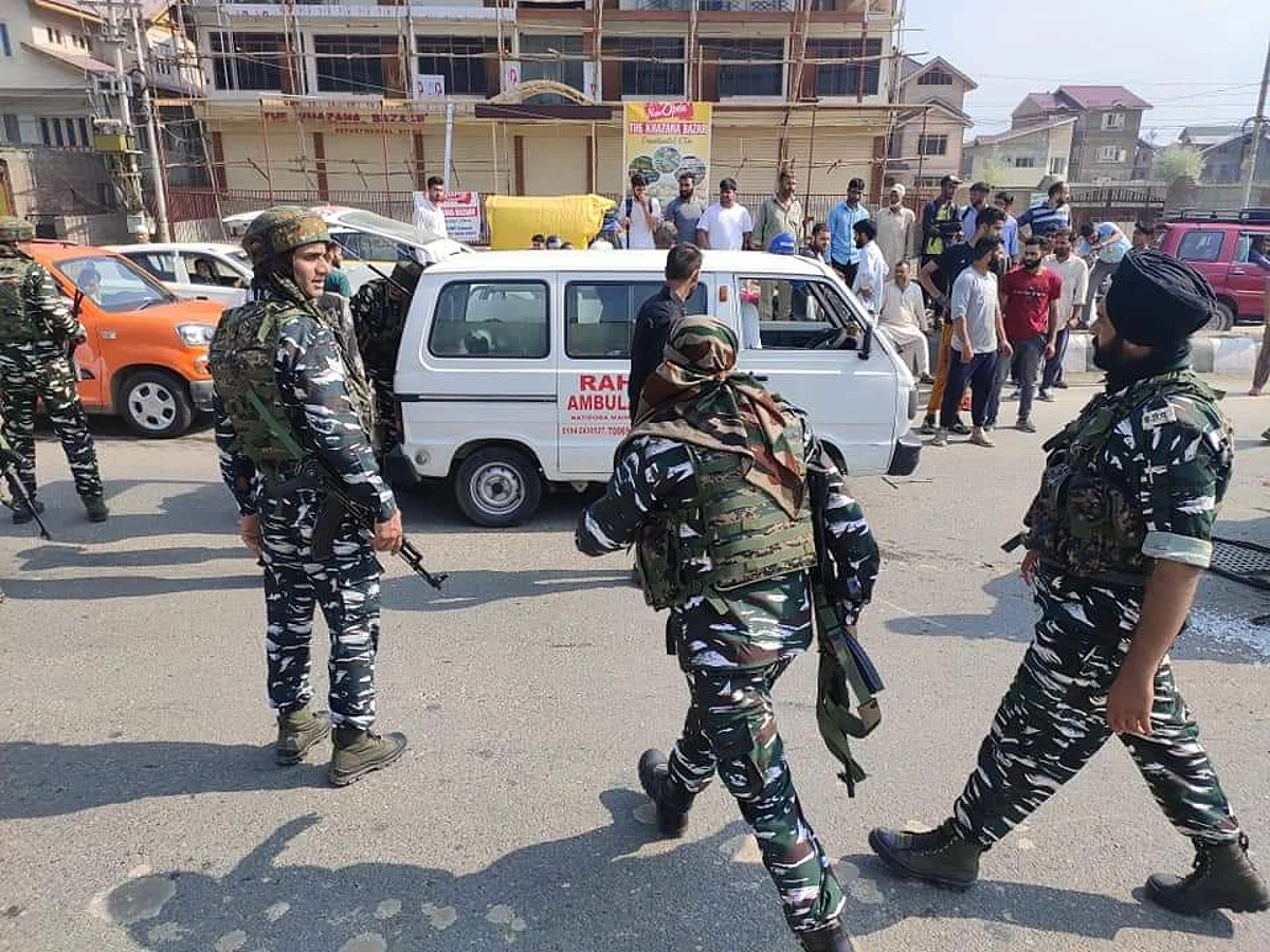 CRPF trooper, autorickshaw driver injured in road mishap on Srinagar outskirts
