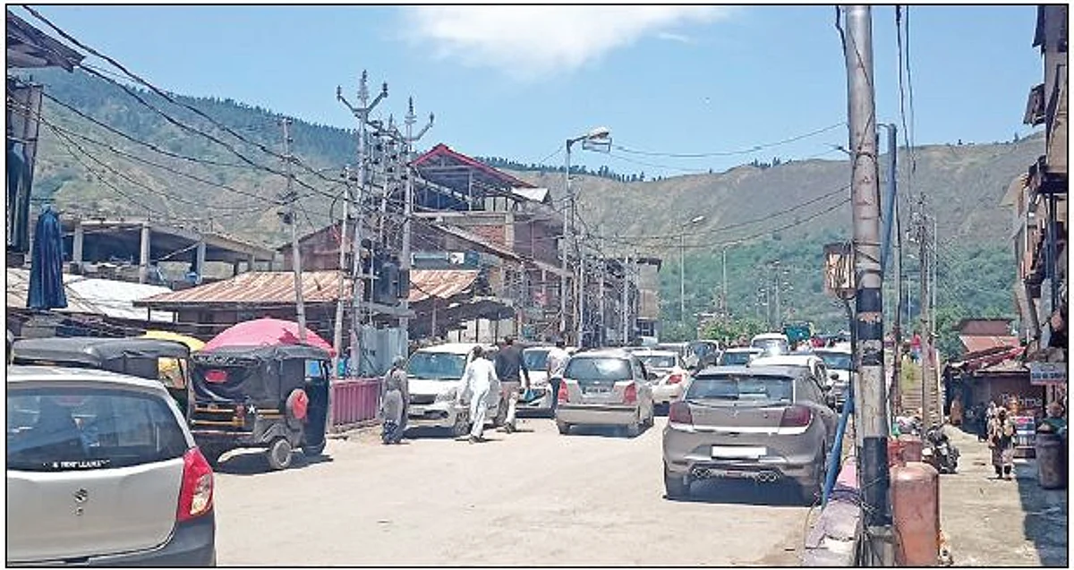 BARAMULLA TOWN
Of congested footpaths, choked drains, and traffic mess