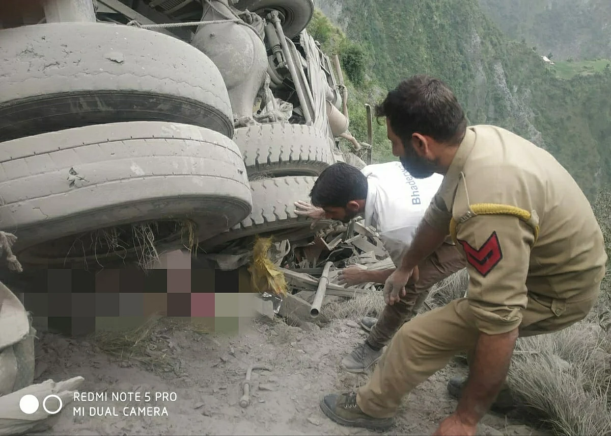 Conductor dead, driver injured as truck rolls down into gorge on Jammu-Srinagar highway
