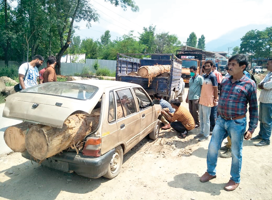 Car carrying illegal timber seized at Bandipora
