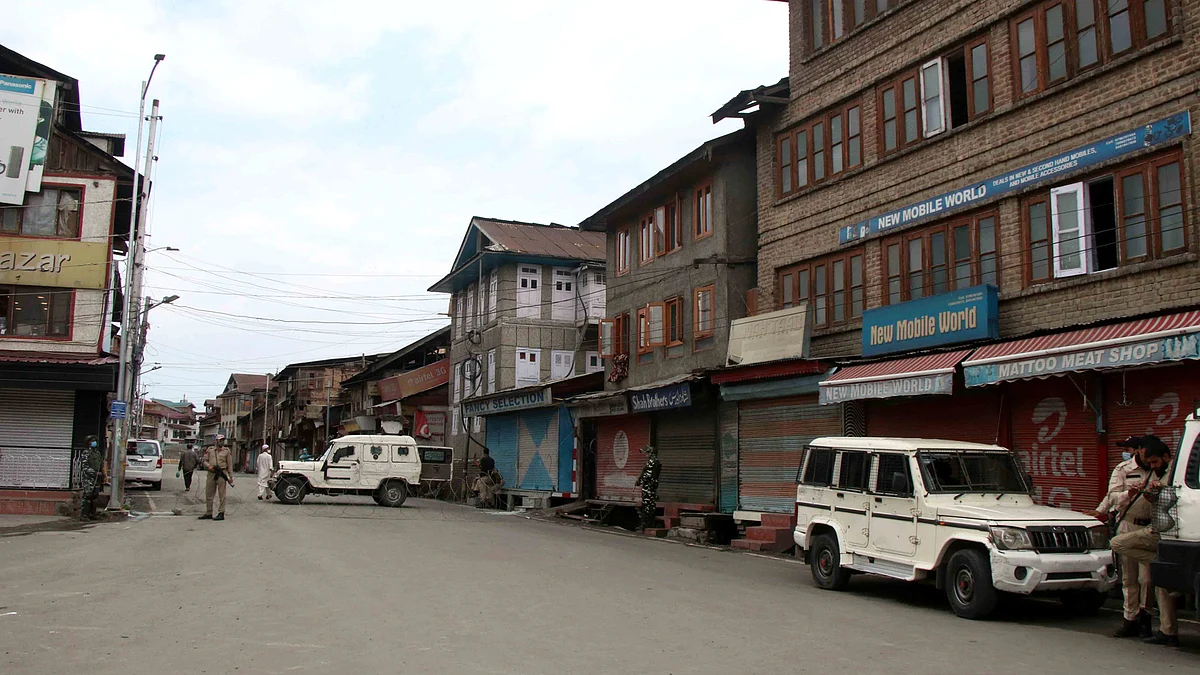 Authorities seal martyrs' graveyard in Srinagar, deploy security forces