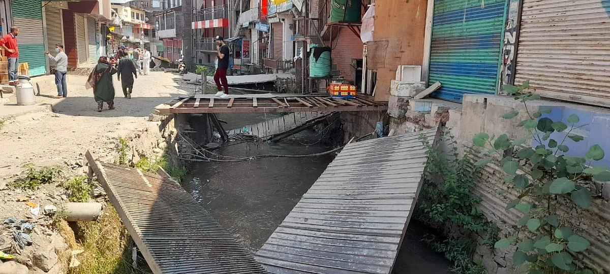Authorities fail to lift debris two weeks after demolition drive in Pulwama