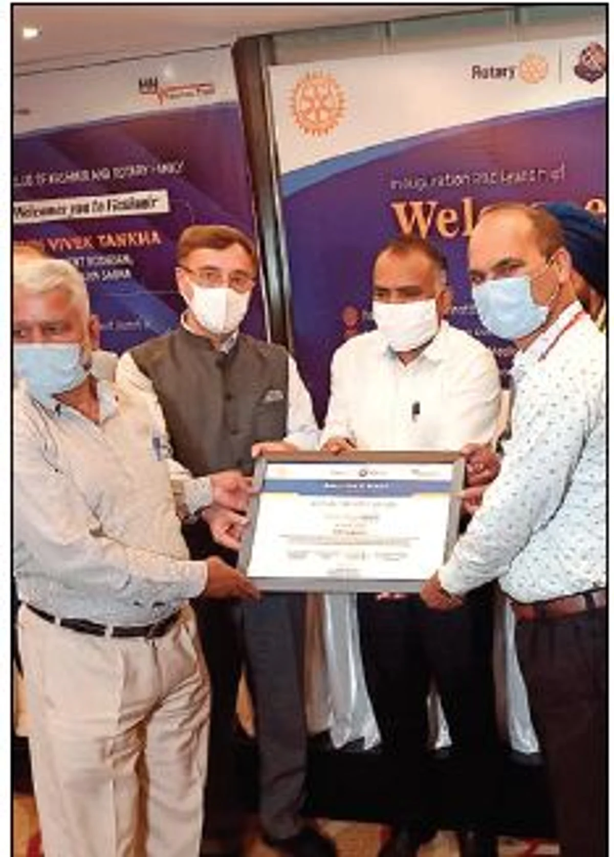 Chief Medical Officer Kupwara (CMO), Dr Mehrajuddin and District Nodal Officer Covid-19, Dr Abdul Gani received the award from Divisional Commissioner Kashmir, P K Pole and Director Health Services Kashmir Dr Mushtaq Ahmad.