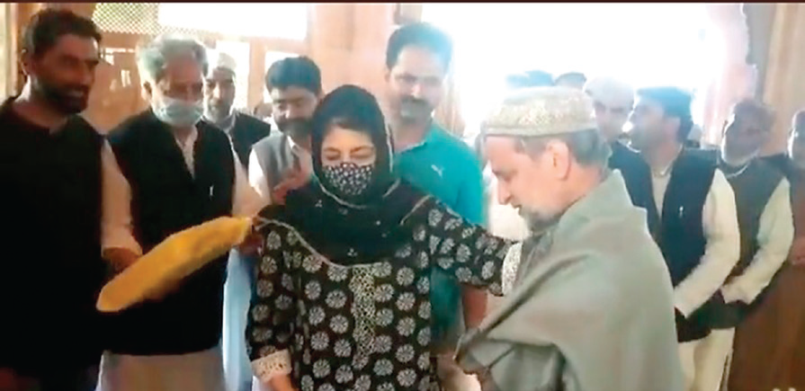 Mehbooba, Nirmal visit Mian Bashir’s family at Wangath