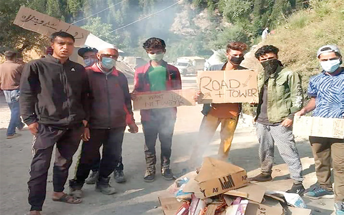 Gurez villagers protest against dilapidated roads, no mobile connectivity