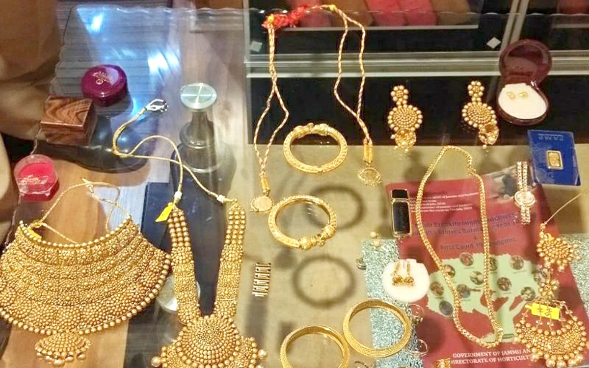 Gold gains Rs 93; silver jumps Rs 59 on global trends